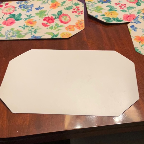 HOLT RENFREW VINTAGE FLORAL VINYL PLACEMATS - Picture 3 of 5